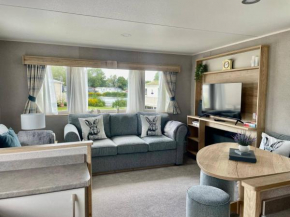 Gorgeous 2 Bed Caravan in South Cerney
